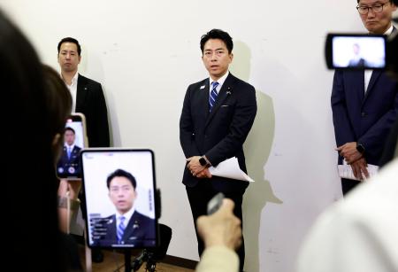 　記者団の取材に応じ、自民党総裁選の配信動画へのコメント投稿問題について答えた小泉農相＝２７日、東京都港区