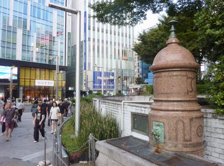 新宿東口広場の馬水槽=東京都新宿区