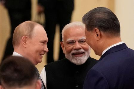 　ロシアのプーチン大統領（左）、中国の習近平国家主席（右）と談笑するインドのモディ首相＝１日、中国・天津市（ロイター＝共同）