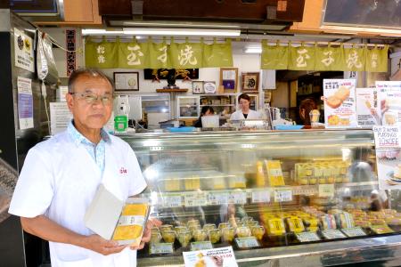 　「つきぢ松露」の店頭に立つ３代目店主の斎藤元志郎さん＝東京都中央区