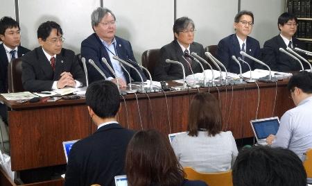 控訴審初公判後に記者会見する勝又拓哉被告の弁護団＝２０１７年１０月