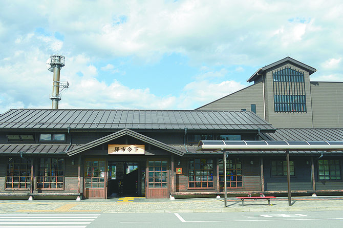 レトロ調の下今市駅。売店は改札内３、４番線ホームにあります