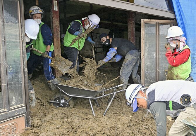 「少しでも力になれれば」と床上浸水した家屋から泥をかき出す本県ボランティアら
