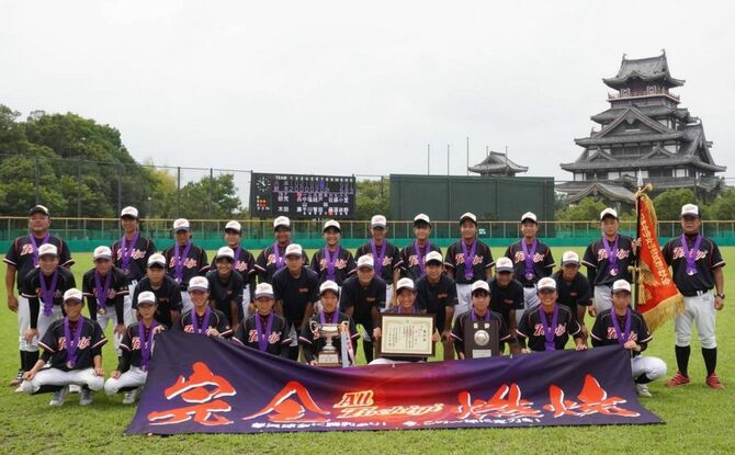 今年8月に開催された第7回全日本中学女子大会で全国制覇をした選抜チーム「オール栃木」
(京都市の伏見桃山運動公園野球場)