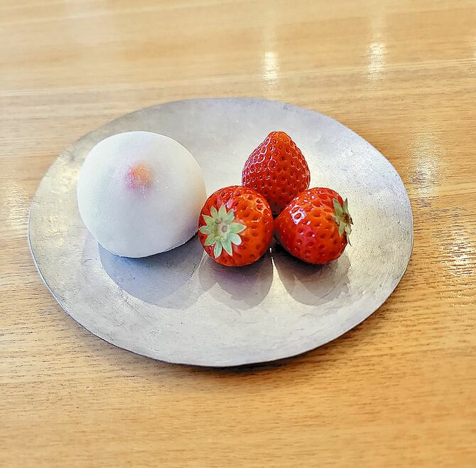 地元産とちあいかを包んだ「いちご大福」