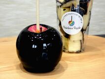 【推しの逸品】体験したい“魔法”の味　毒りんご　りんごあめ専門店「レインボーアップル」（宇都宮）