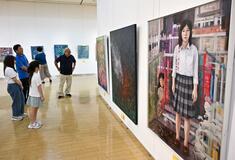 絵画や立体など多彩な作品並ぶ