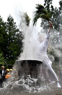 伝統の荒行「湯立て神事」 日光