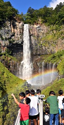 虹が架かった華厳の滝　奥日光
