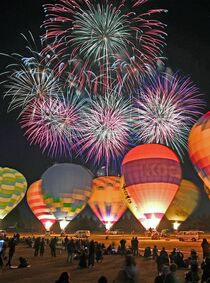 熱気球と花火が競演　小山