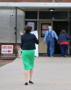 【米テキサス州の下院予備選】区割り変更、有権者困惑