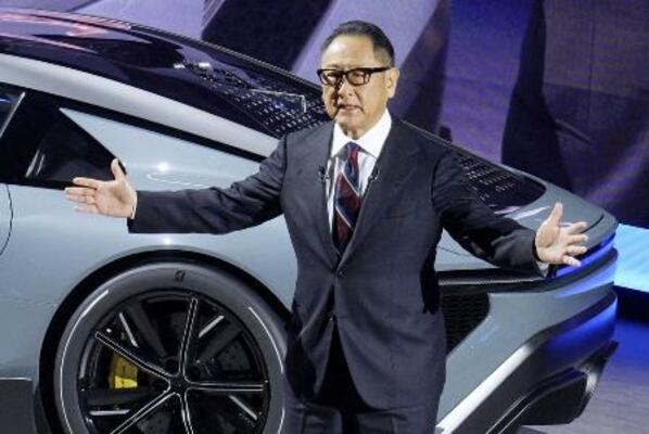 2025年12月、新型スーパーカー「GR GT」などの発表会に登壇したトヨタ自動車の豊田章男会長=静岡県裾野市の「ウーブン・シティ」