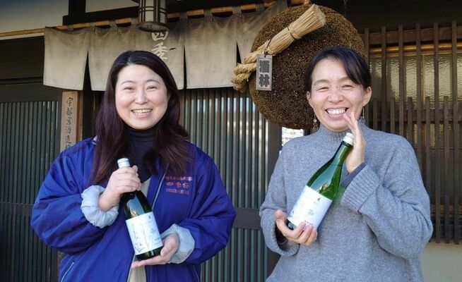 「四季桜　純米吟醸　ＡＲＵＳＨＩＲＯＩ」を手にする今井さん（左）と西岡さん