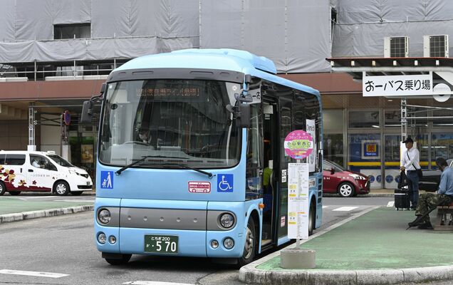 ＪＲ小山駅を出発するおーバス