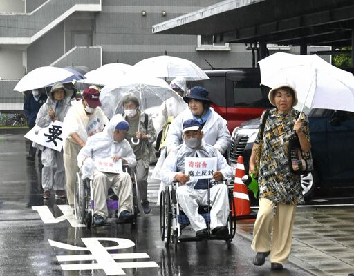 大田原市役所を出発するデモ隊＝17日午前、同市