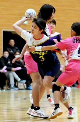 女子　野木ＪＨＣルーキーズ－大平ＨＳ戦　前半５分、野木ＪＨＣルーキーズ・柿沼がシュートを決める