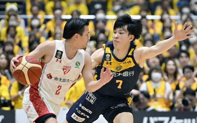 第３クオーター６分、ブレックスの小川（右）が激しいディフェンスを見せる＝日環アリーナ栃木、磯真奈美撮影