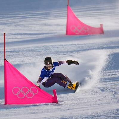 　女子パラレル大回転予選　滑走する三木つばき＝リビーニョ（共同）