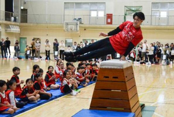 　母校の千葉・市船橋高で体操教室に参加し、跳び箱の上であん馬の旋回を披露する橋本大輝＝２日