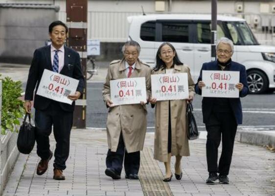 　参院選の「１票の格差」訴訟の判決で、広島高裁岡山支部に向かう原告側の弁護士ら＝１３日午後、岡山市北区