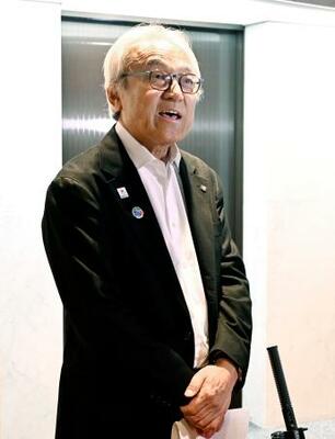 報道陣の取材に応じる福岡県議会の蔵内勇夫議長=29日午後、福岡県議会棟