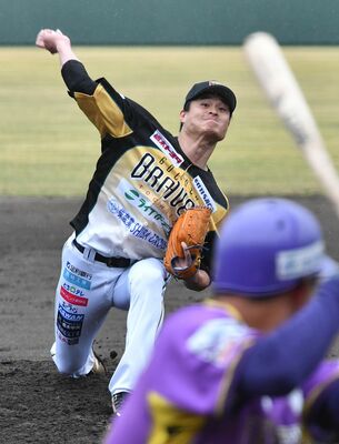 ６回に登板し、力投する栃木ＧＢの高岸＝2023年４月、県営