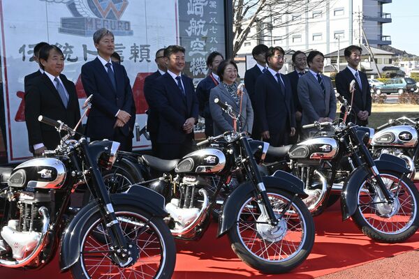 記念撮影する贈呈式出席者ら