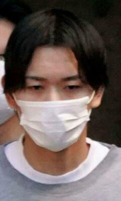 　送検のため警視庁牛込署を出る山谷健太郎容疑者＝１９日午前７時２６分