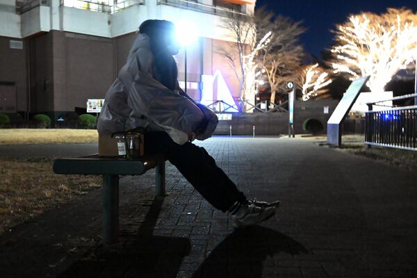困窮家庭で育った半生を語ってくれた杏寿さん。中学時代は母が家を出たことをきっかけに不登校になった＝２０２３年１２月下旬