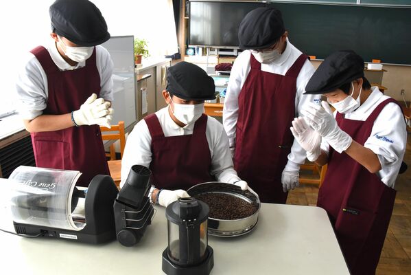 焙煎の具合を確認する生徒たち