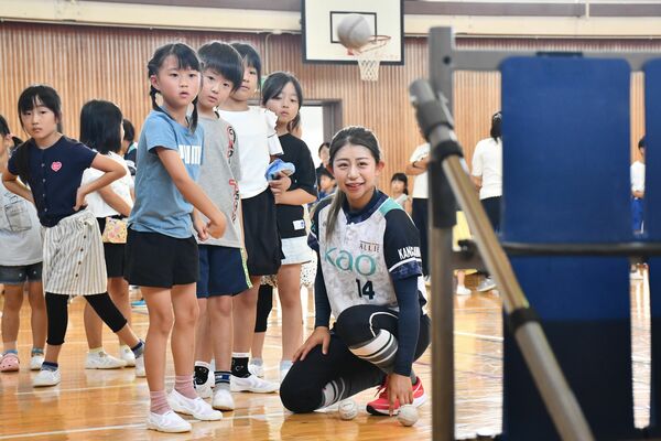 選手に教わりながらストラックアウトに挑戦する児童