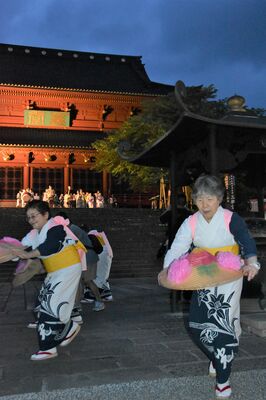 夜の境内で披露された日光和楽踊り