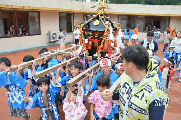 特養ホームの中庭を元気に練り歩いた子どもみこし