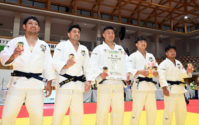 柔道成年男子で優勝し、笑顔を見せる栃木県選抜の（左から）北野、長島、熊代、斎五澤、山本＝９日午後０時45分、宇都宮市のユウケイ武道館
