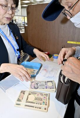 新紙幣への両替のため、多くの人が訪れた足利銀行本店窓口＝３日午前10時40分、宇都宮市桜４丁目（画像は一部加工しています）