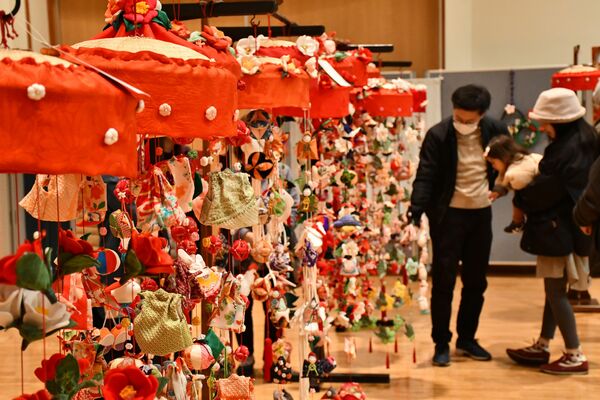 色鮮やかなつるし雛などが展示されている会場