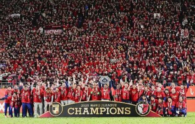 　サッカーＪ１で９季ぶりに優勝し、大勢のサポーターと写真に納まる鹿島の選手たち＝昨年１２月、メルカリスタジアム