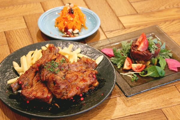 食べ応え十分の「大きいスペアリブの炭焼」（左）