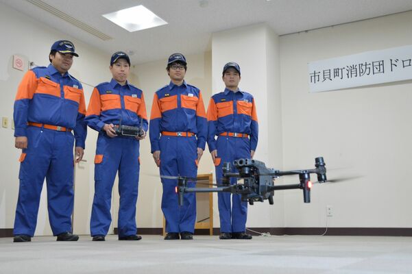 ドローンをデモフライトする「市貝町消防団ドローン航空隊」の隊員たち