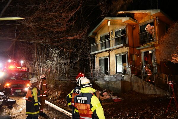 別荘を焼いた火災現場＝３日午前５時30分、那須町大島
