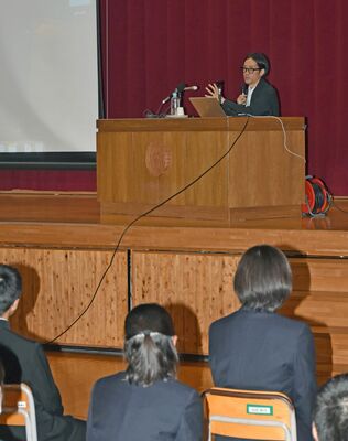 那須中央中で講演する石田さん