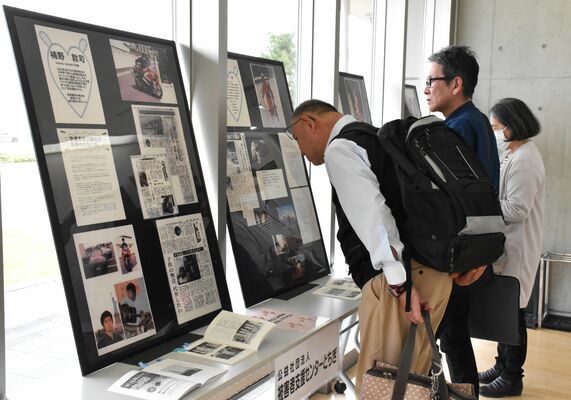 事故や事件の犠牲になった被害者を紹介するパネル展＝２１日午後、宇都宮市雀宮町