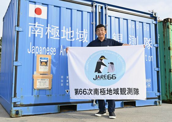 南極に運ぶ物品などが入ったコンテナの前に立つ大島さん＝10月末、東京都立川市