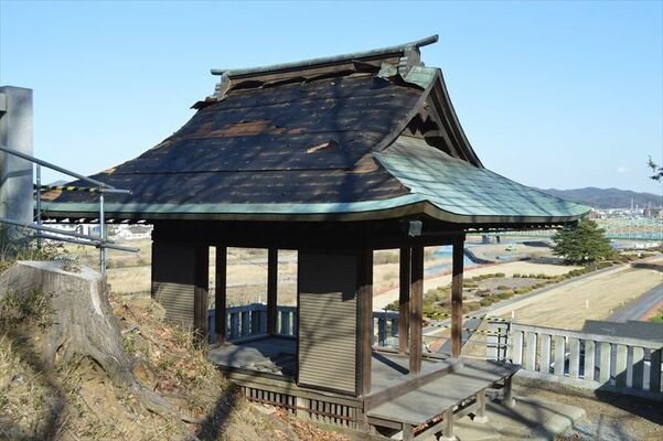 屋根の銅板がはがれている「女浅間」本殿