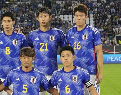 　サッカー国際親善試合のドイツ戦に臨む冨安（後列右）と伊藤（同中央）ら＝２０２３年９月、ウォルフスブルク（共同）