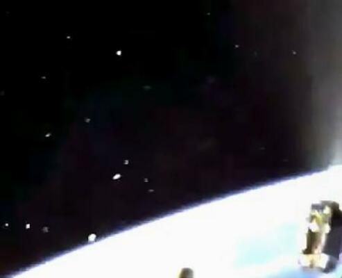 　Ｈ３ロケット１段目と２段目の分離時に搭載カメラで撮影された、衛星とみられる物体（右下）。背景に地球や、飛び散る破片のようなものが見える（ＪＡＸＡの資料から）