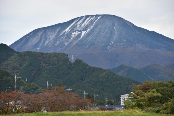 初冠雪した男体山＝25日午前８時35分、日光市七里