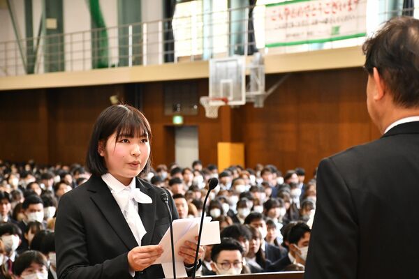 入学式で誓いの言葉を述べる須田さん