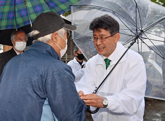 無投票で初当選し、支持者と笑顔で握手する大関一雄氏＝18日午後５時15分、芳賀町祖母井