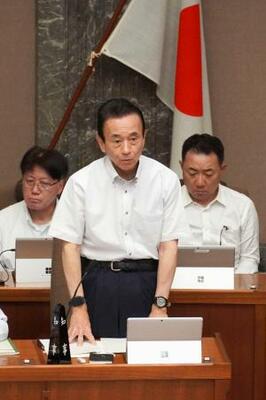 　静岡県議会で発言する鈴木康友知事＝２６日午後